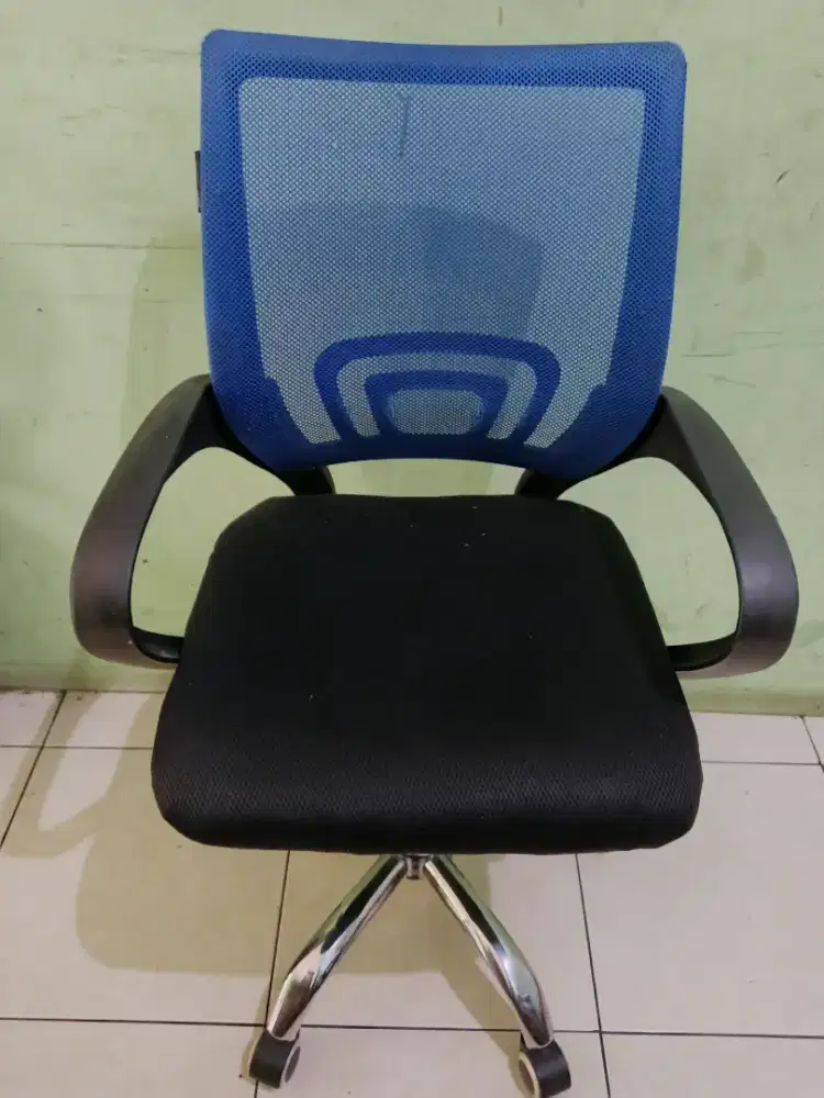 Kursi kantor warna biru