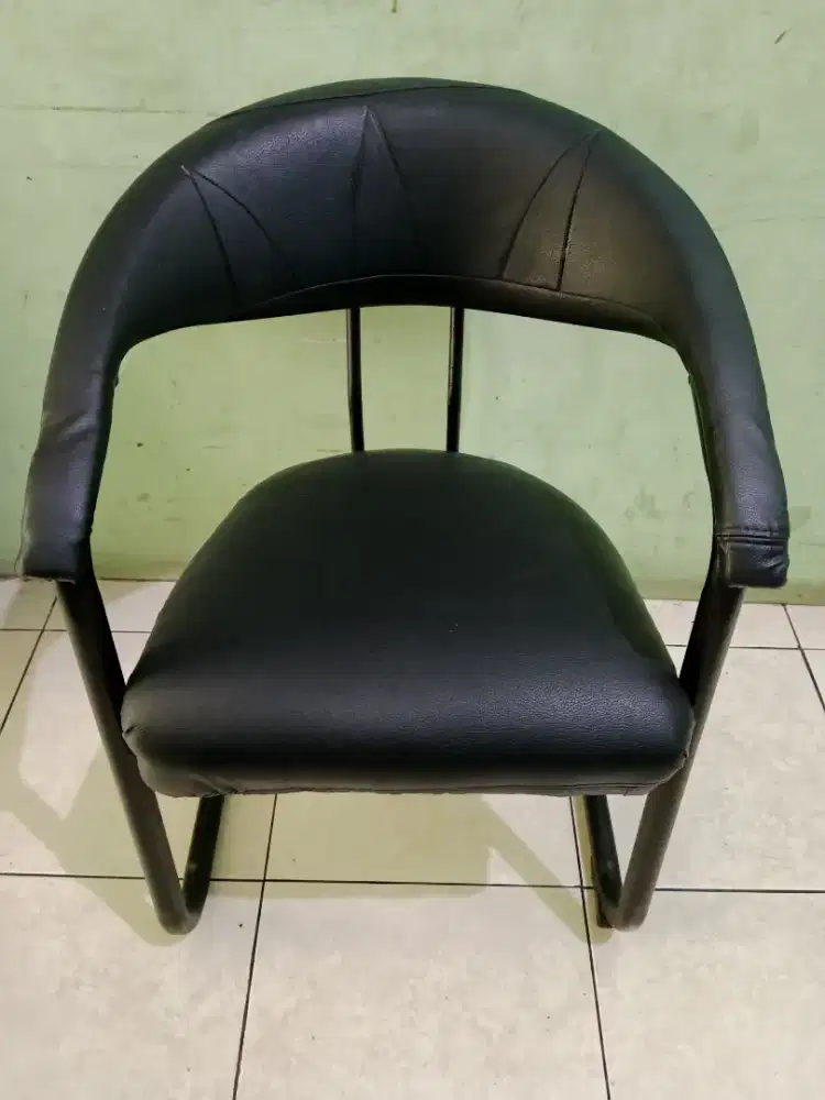 Kursi salon warna hitam