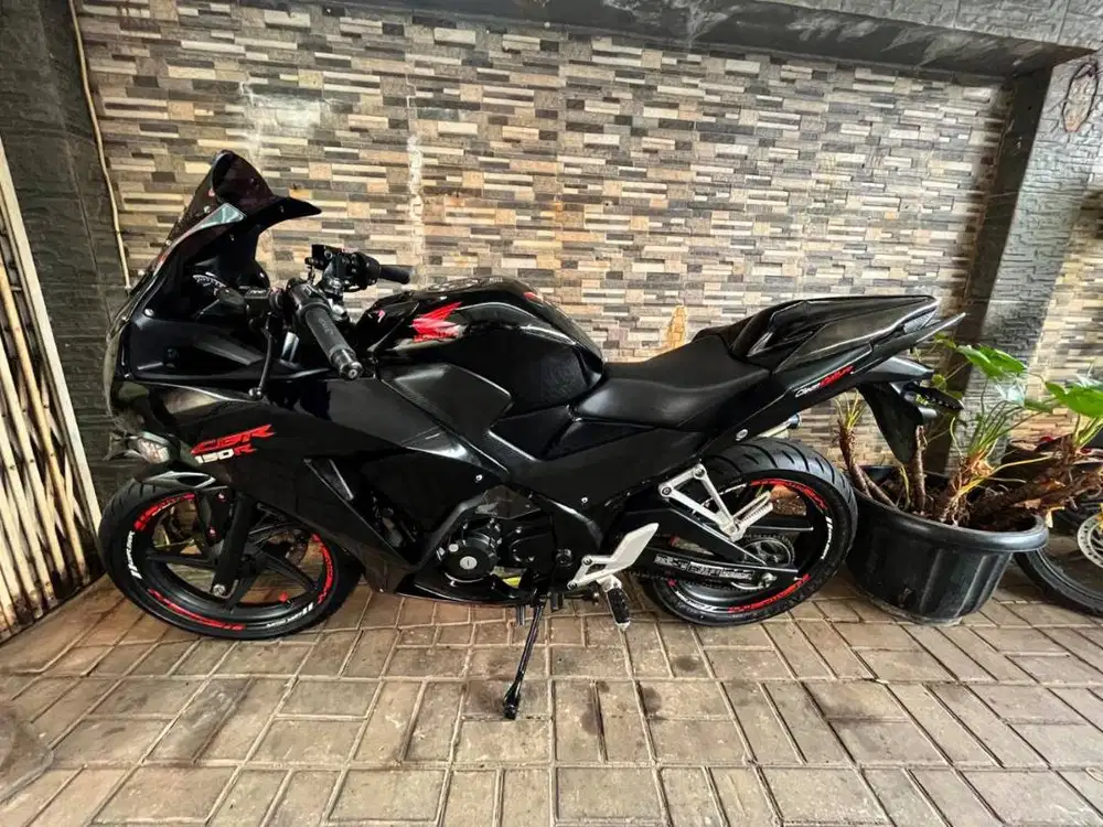 Honda CBR 150R - Hitam