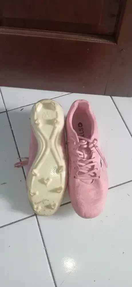 sepatu bola mills pink