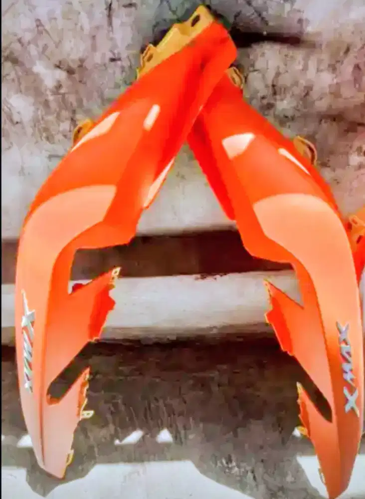 Body cover X-Max 2018 warna kuning original bawaan motor nya.