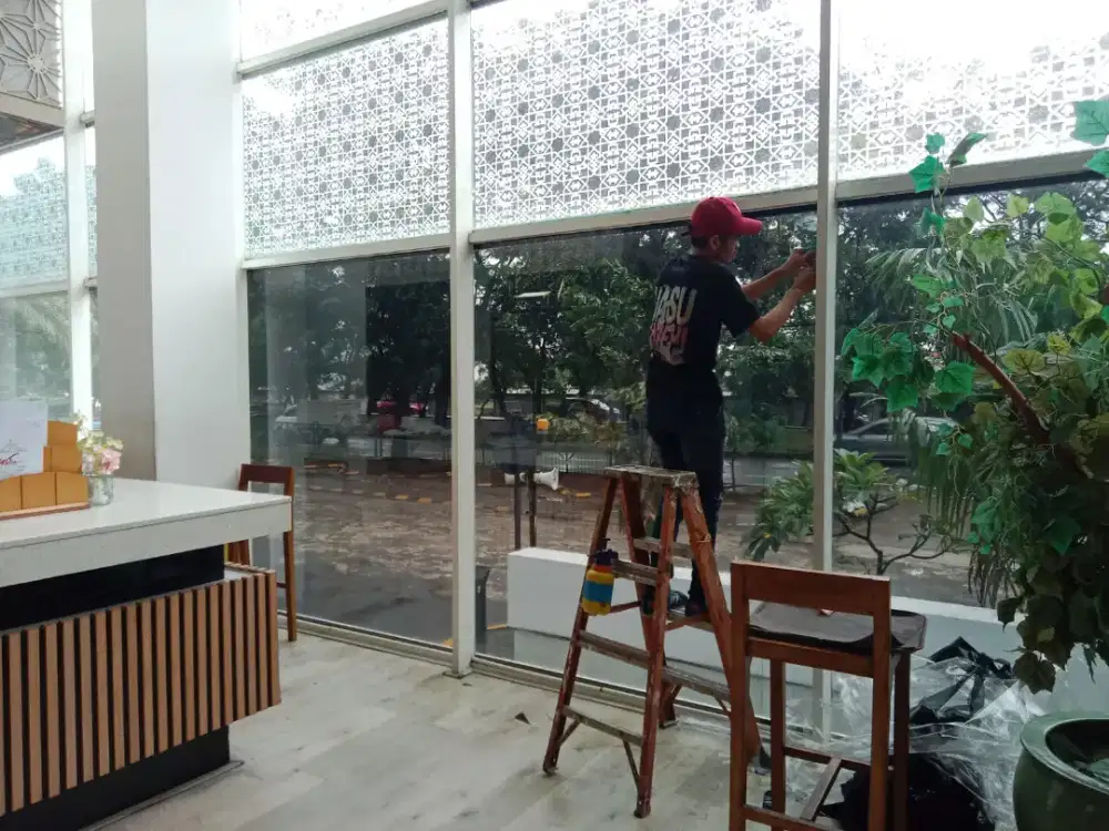 Jasa Pasang Sticker kaca film rumah