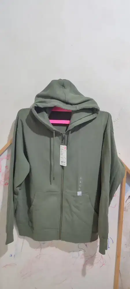 Sweater uniqlo hijau