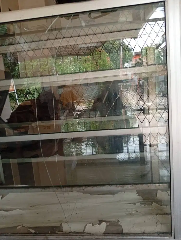 Jual cepat Etalase 2 meter