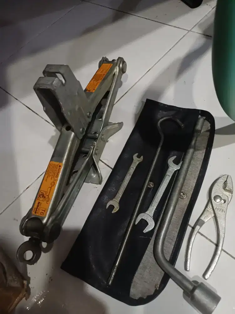 Dongkrak Nissan X Trail dan Tool Set