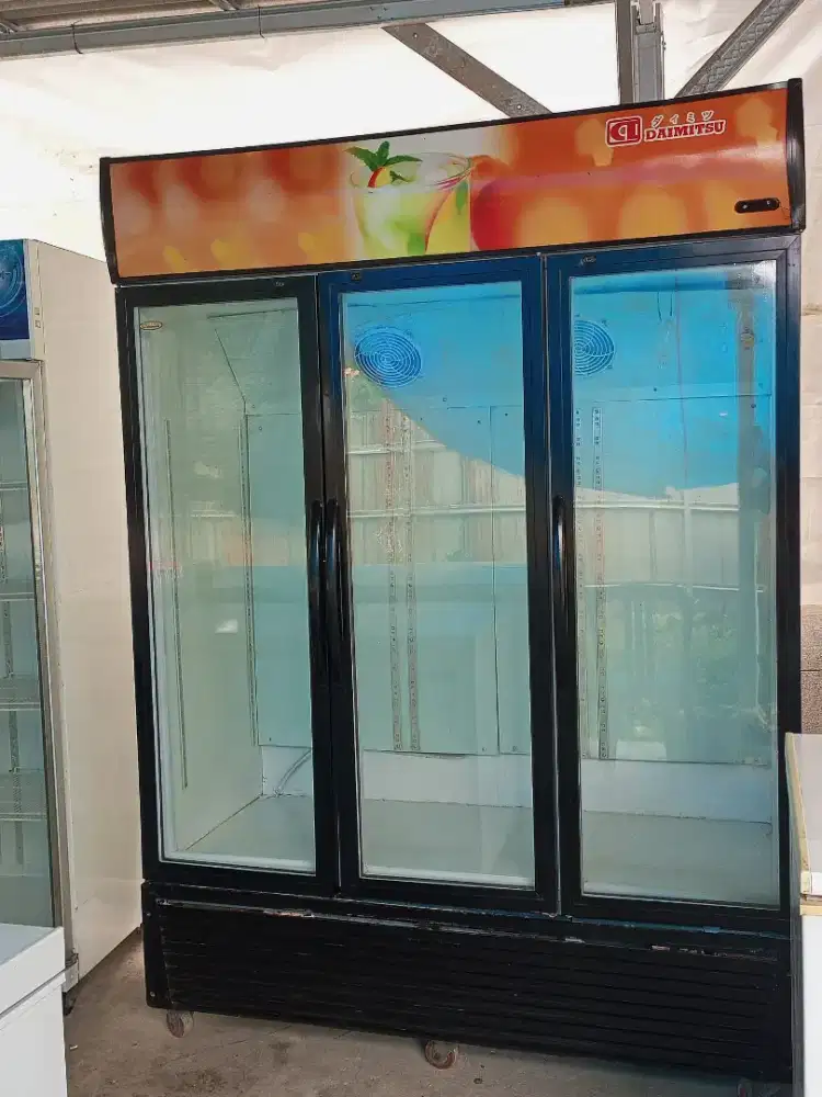 pendingin minuman showcase 3 pintu merek Daymitsu