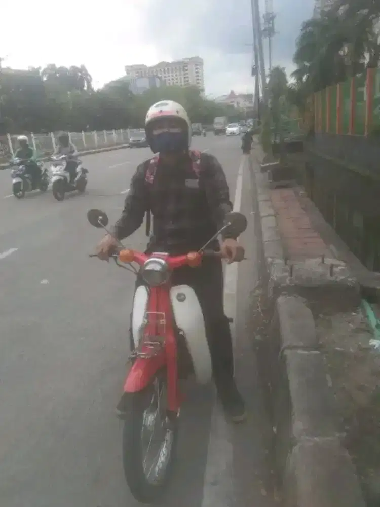 Kurir pengiriman motor