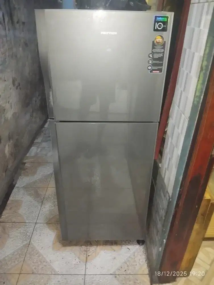 Kulkas 2 pintu merek Polytron