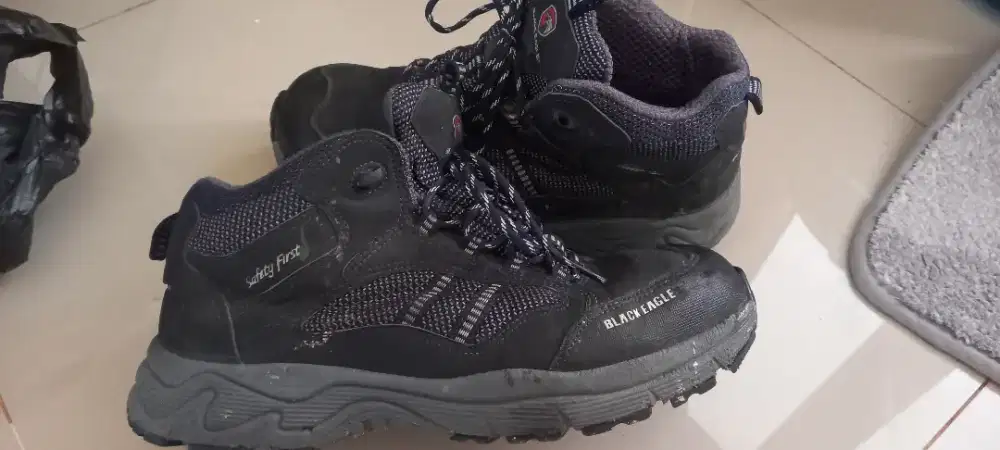Sepatu safety no 43