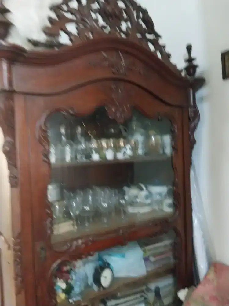 Lemari jati antik