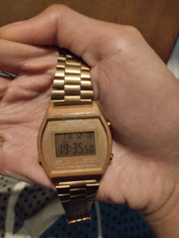 Jam digital Casio model retro tipe B640W,rose gold