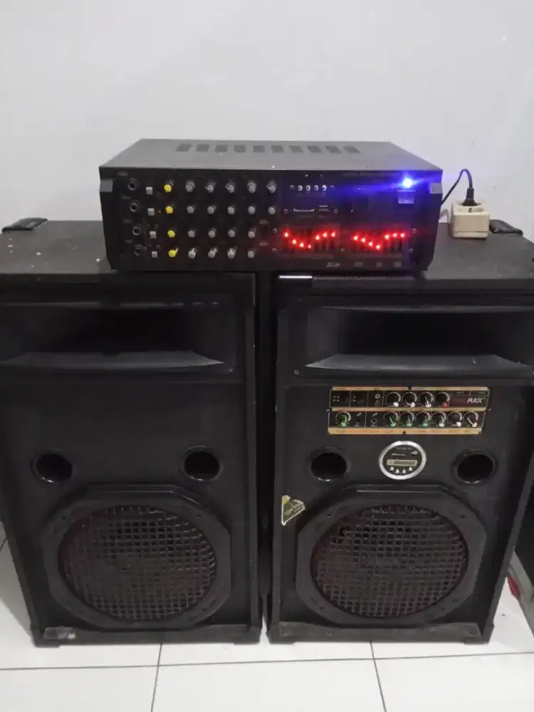 Set amplifier karaoke blouetoth dan speakernya