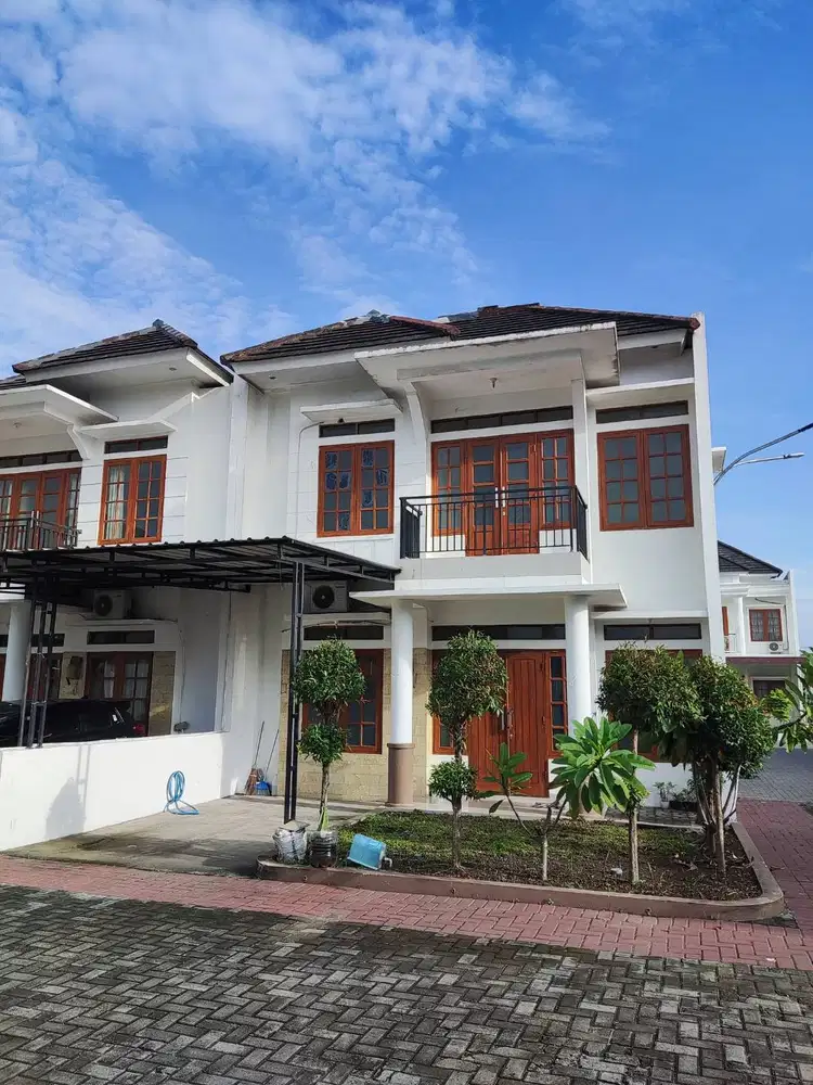 Disewakan Rumah Cantik 2 Lantai Dalam Perumahan