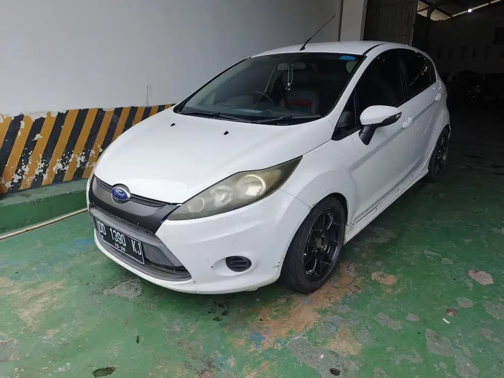 Jual Mobil Ford fiesta 1,4 matic 2011