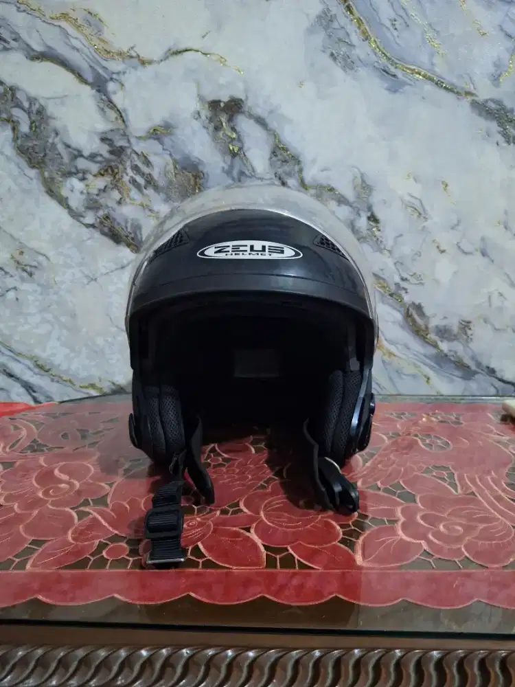 Zeus ZS 610 - Hitam Glossy