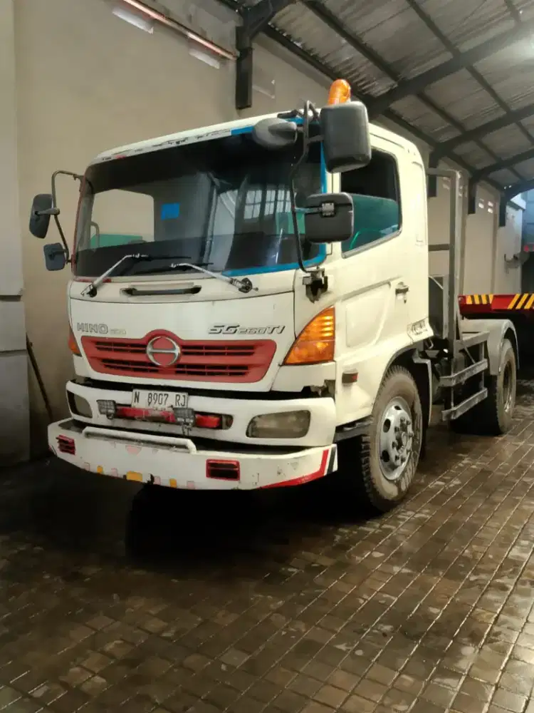 HEAD TRAILER HINO SG 260 HT THN 2013