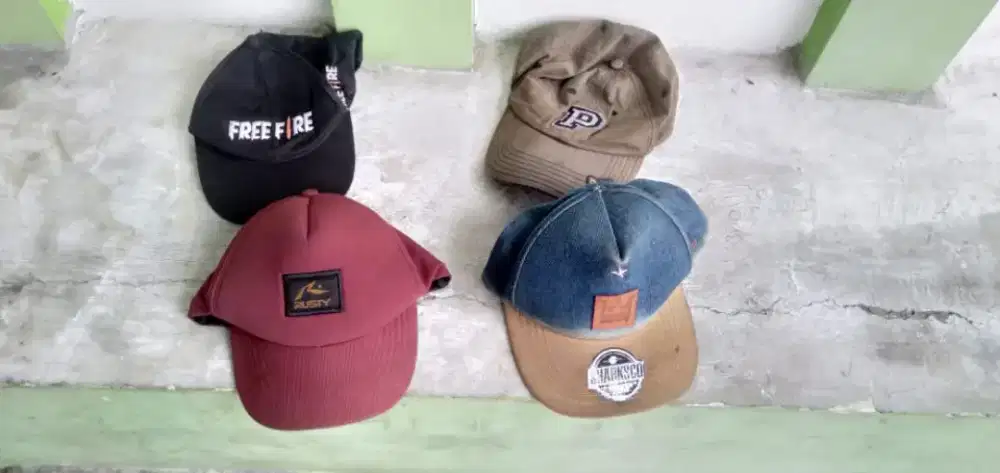 Di jual 4 buah topi murah meriah aja dari pada menyemak wa dan hp