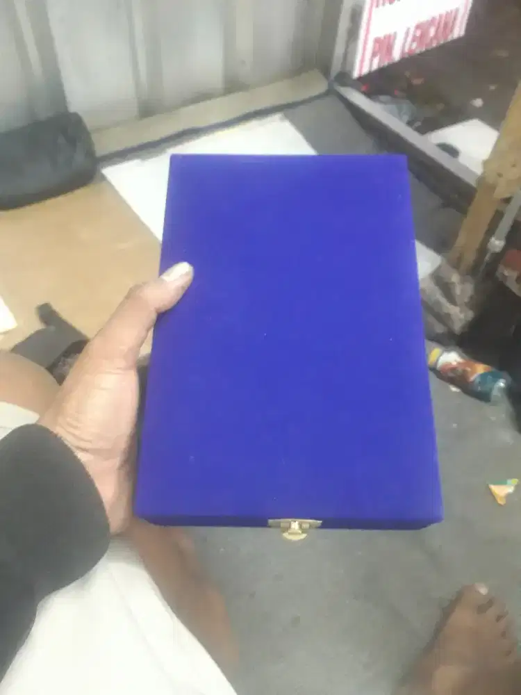 Box bludru untuk plakat