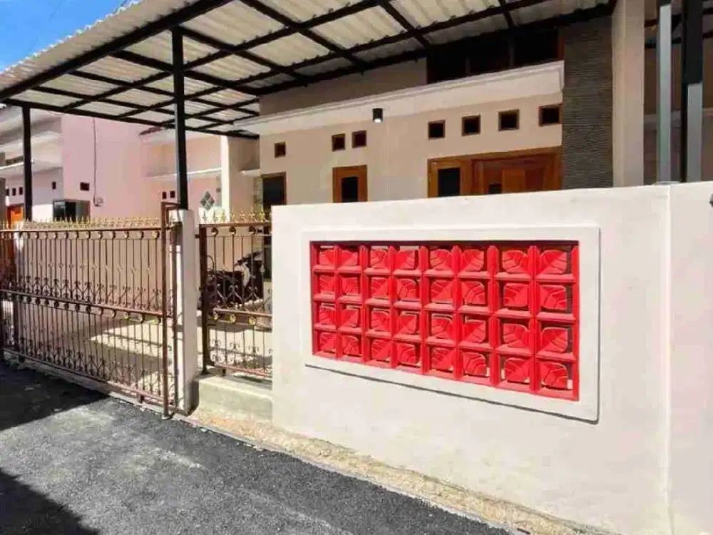 Lokasi pinggir jalan dekat angkot dan stasiun