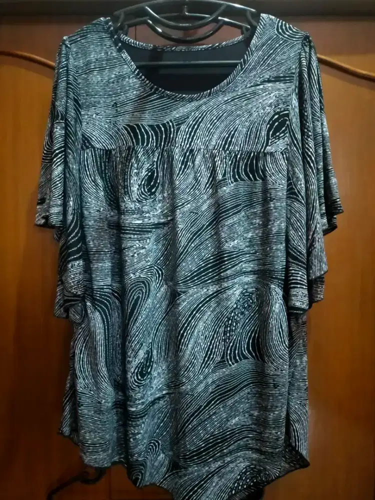 Atasan Premium Second kondisi masih bagus jarang dipakai