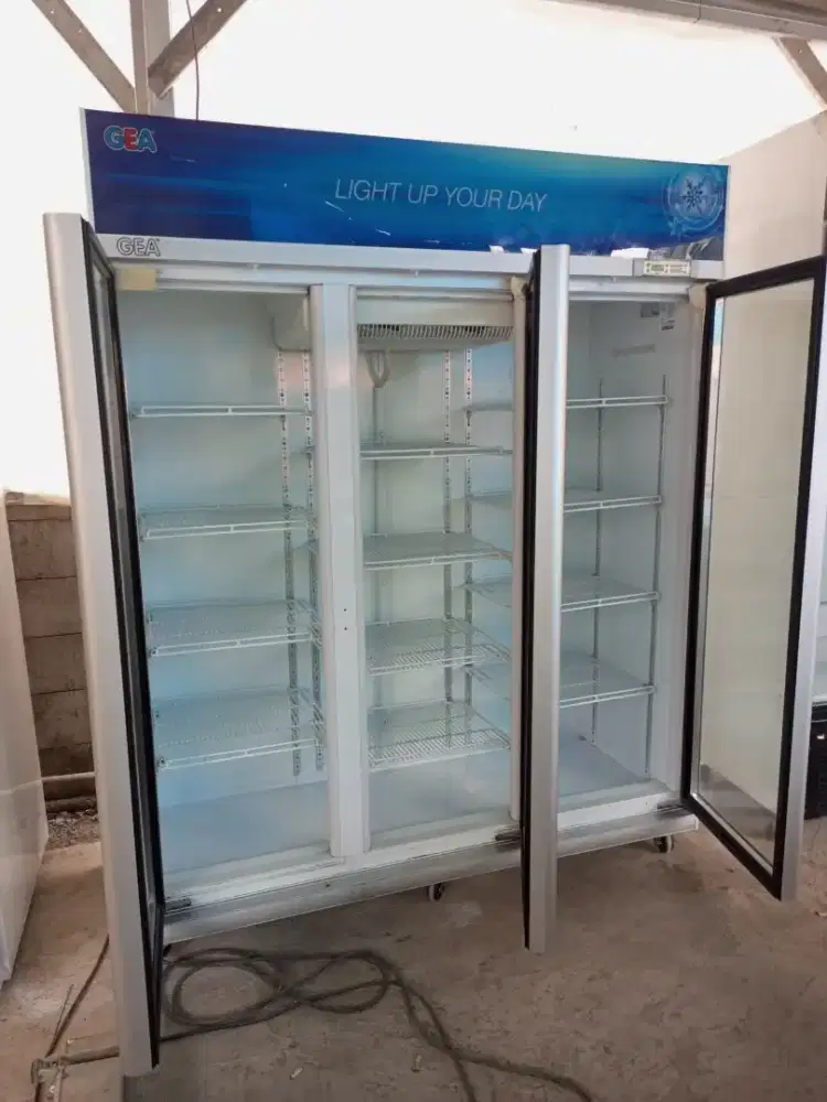 Showcase 3 pintu merek GEA light up