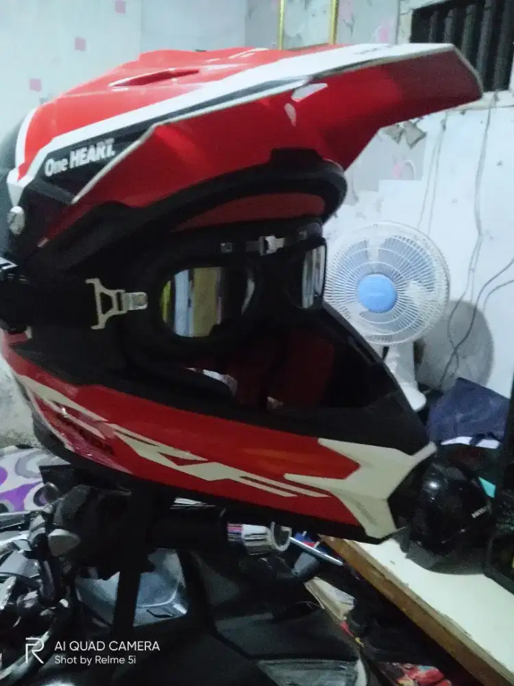 Helm crf kaya di foto