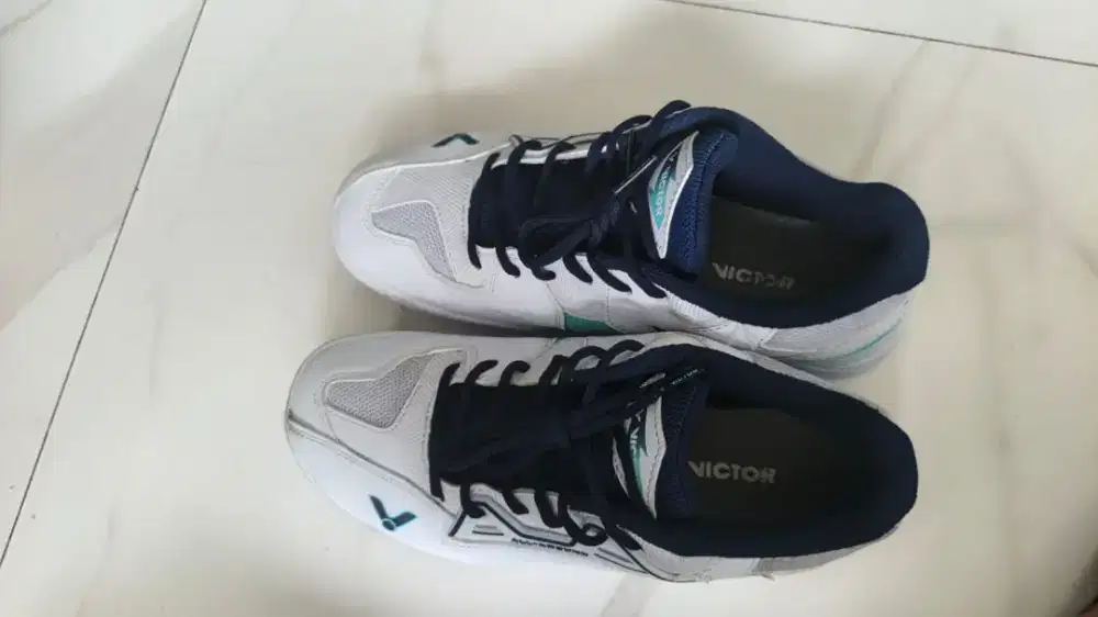 Sepatu badminton victor A531 W