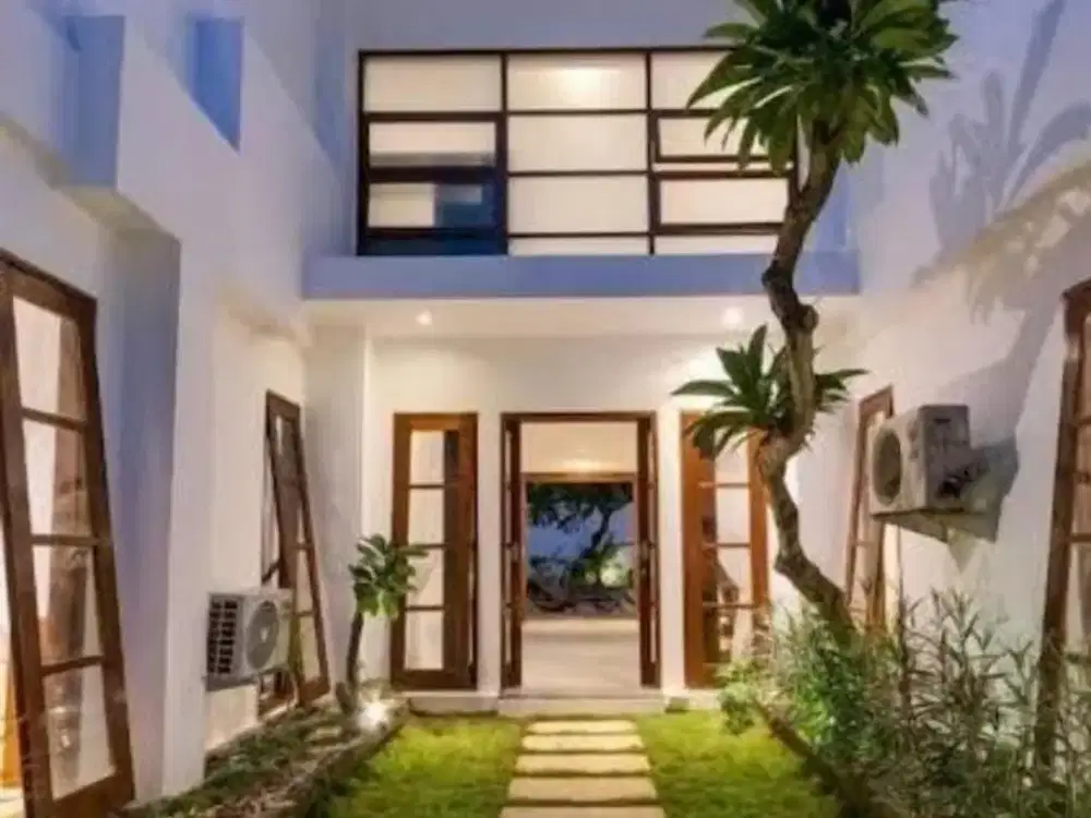 Villa mewah 2 lantai dengan taman yg asri. Lokasi di lingkungan yg tenang dan asri di Seminyak Bali