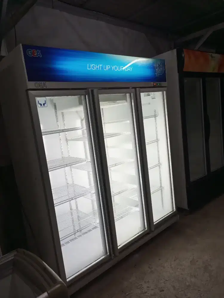 ready stok Ligh up, showcase 3 pintu merek GEA