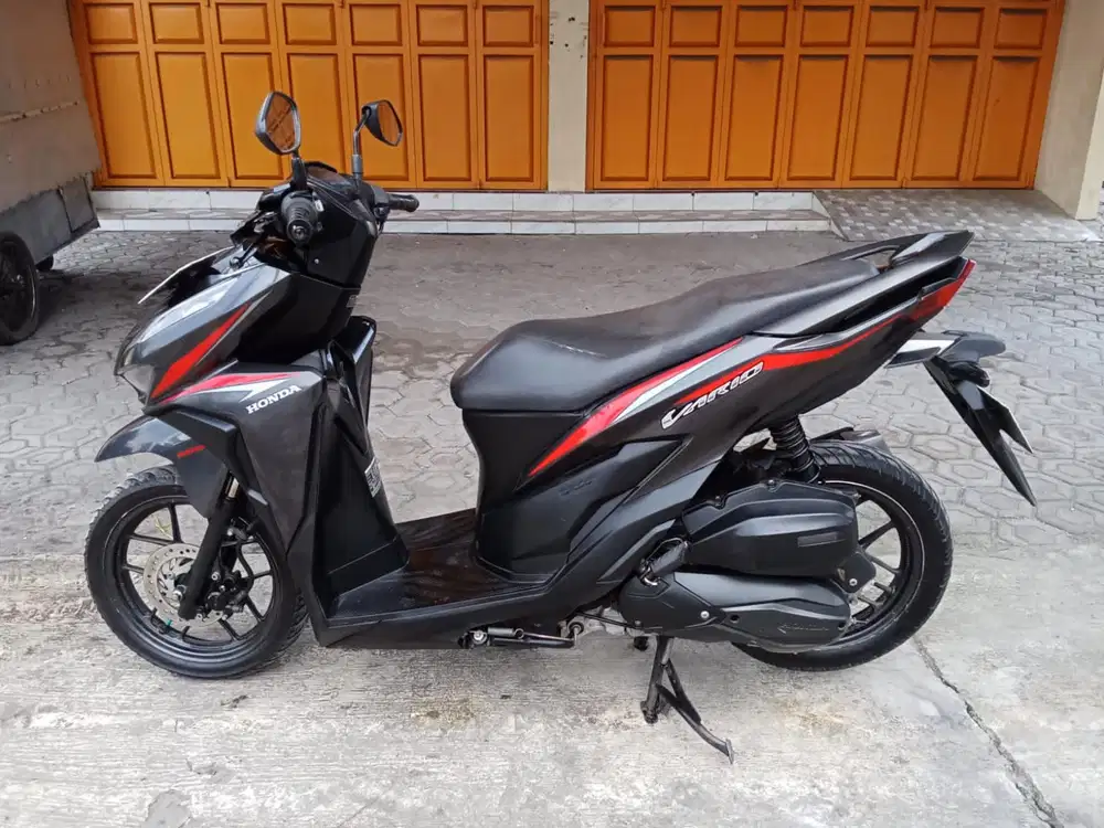 Vario 125 warna hitam