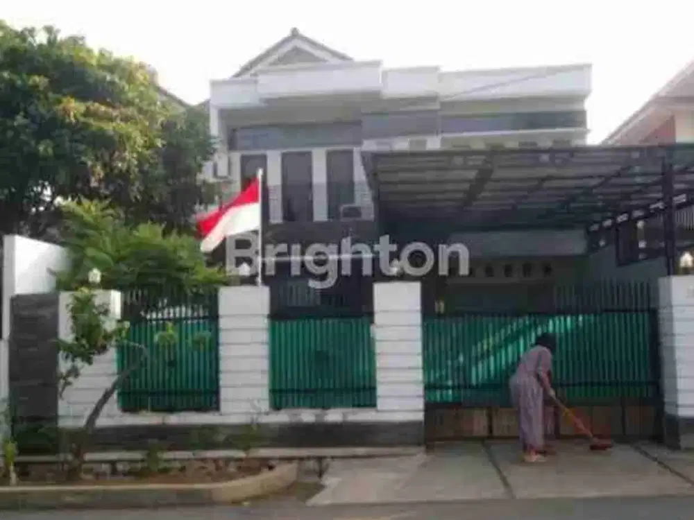 RUMAH NYAMAN SIAP HUNI DI PINGGIR JALAN RAYA UTAMA.