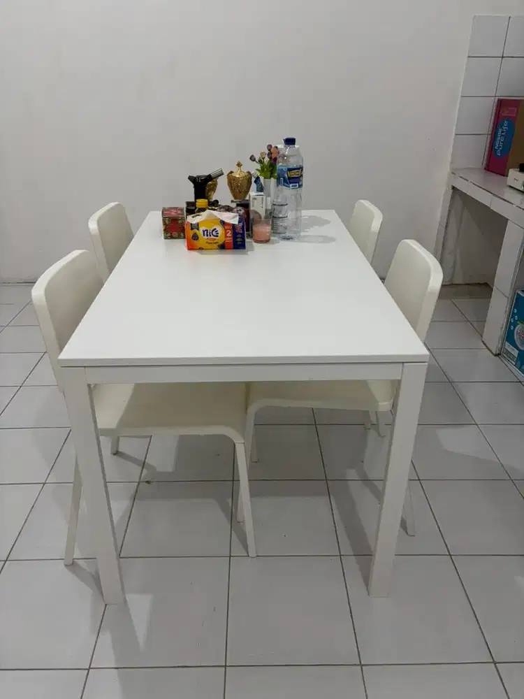 MEJA MAKAN ONE SET (1 MEJA + 4 KURSI)