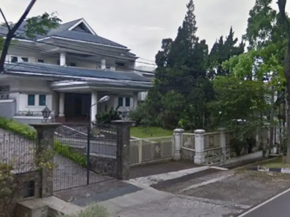 Rumah lama terawat siap huni di cipaganti bandung