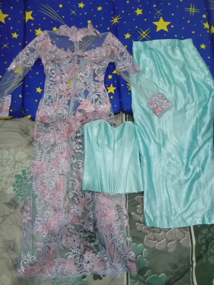 Kebaya payet wisuda