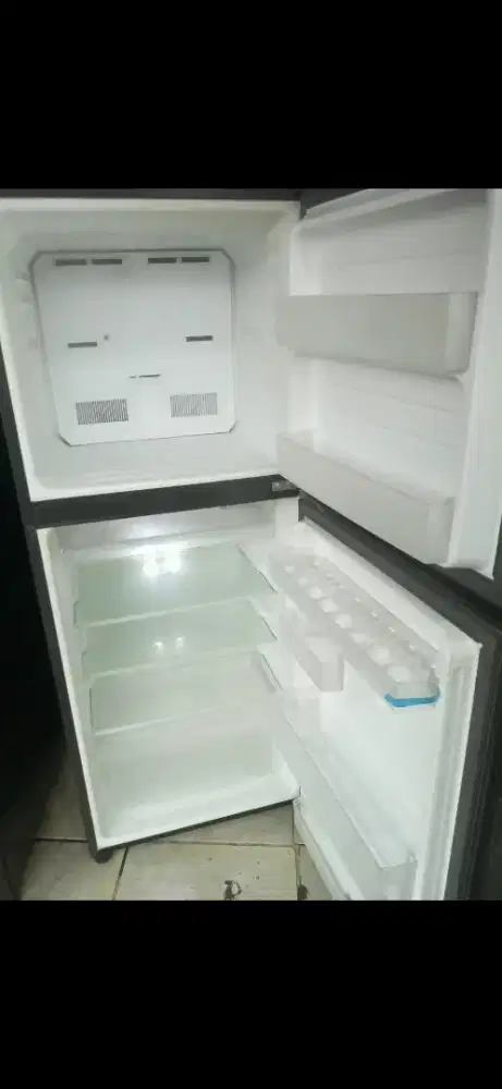 Jual butuh kulkas 2 pintu merk sharp normal dingin beku cepat