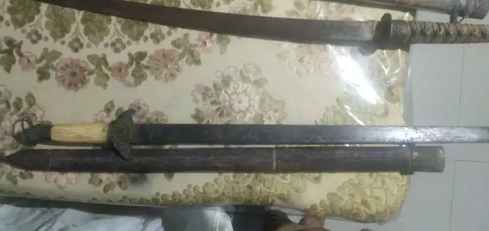 pedang antik jaman kuno dengan ukiran di gagang dan bilah