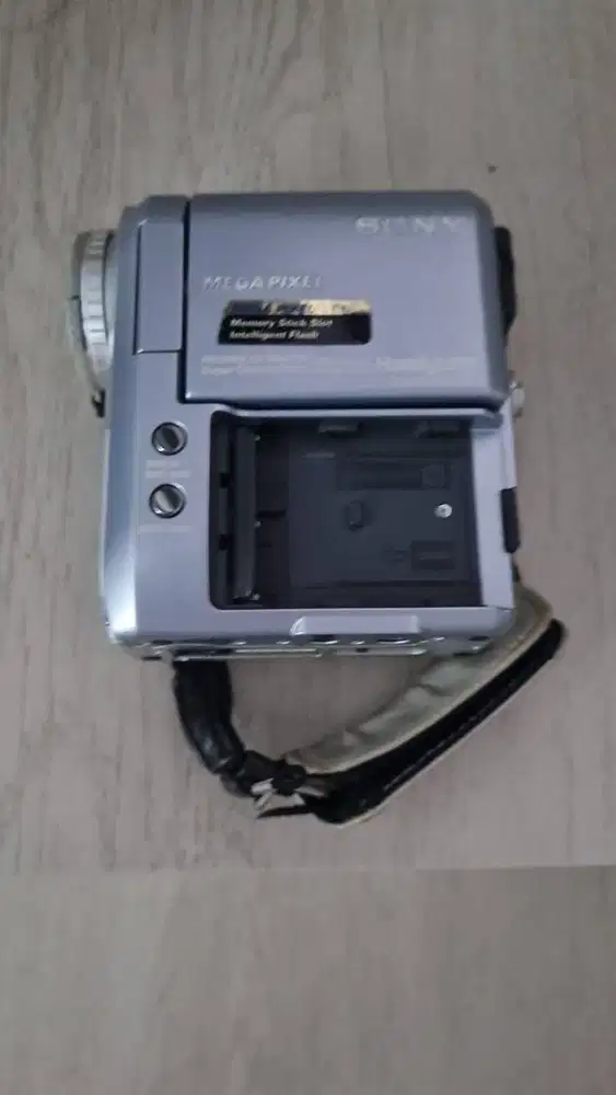 Sony Handycam Model DCR-PC105E (Bekas)