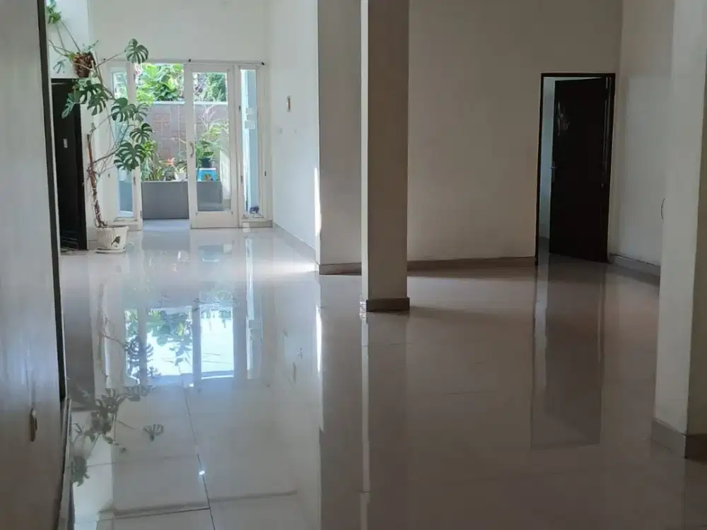 Disewakan gedung kantor/tempat tinggal: Rumah Classic Modern Design Nusaloka BSD City Semi Furnished