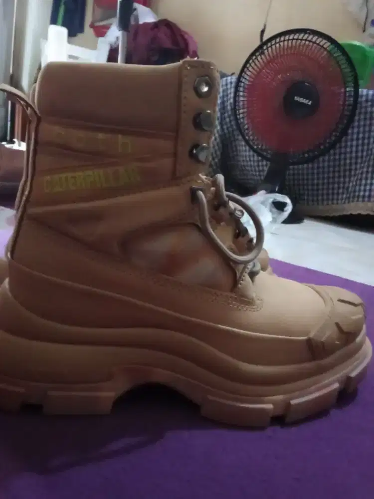 Sepatu boat caterpillar