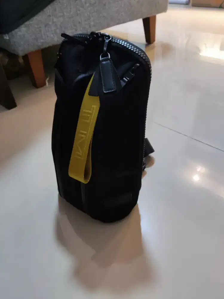 Jual TUMI Crosse Sling Bag. 100% Original dan Kondisi Like New.