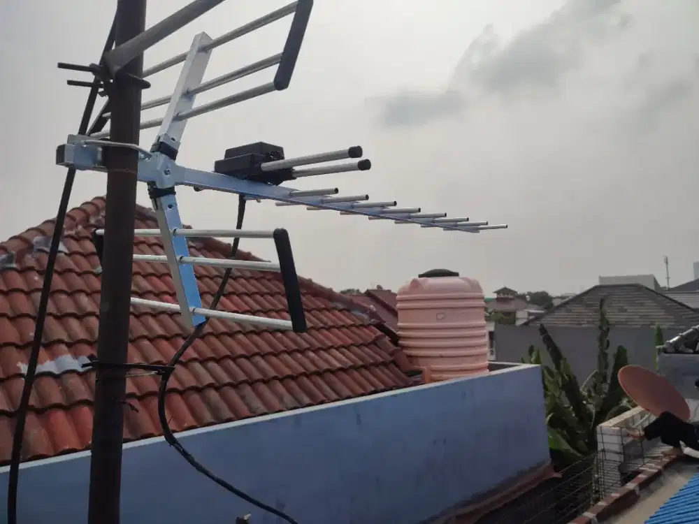 Antena uhf digital parabola satelit dan CCTV sukolilo