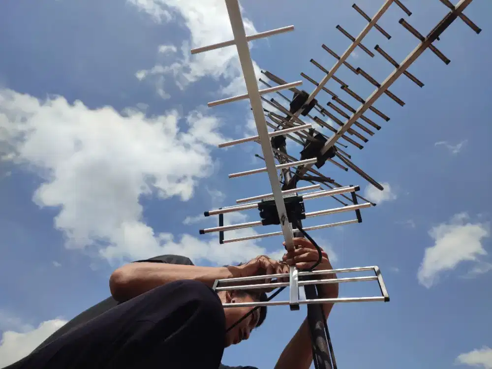 Antena digital uhf parabola satelit dan kamera CCTV