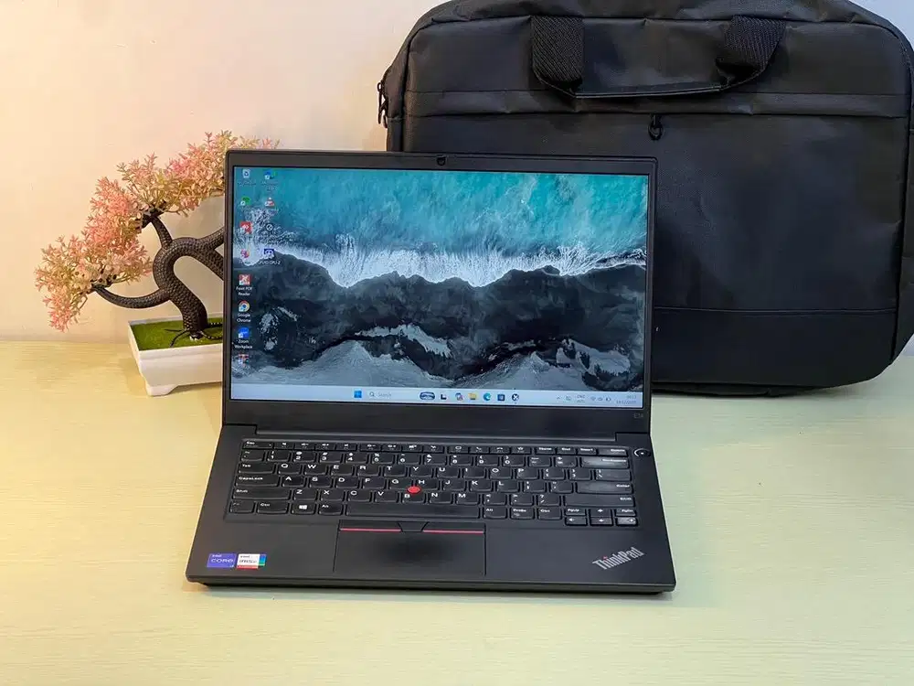 Lenovo ThinkPad E14 i7 Gen 11 RAM 16 GB SSD 512 GB FHD IPS Mulus