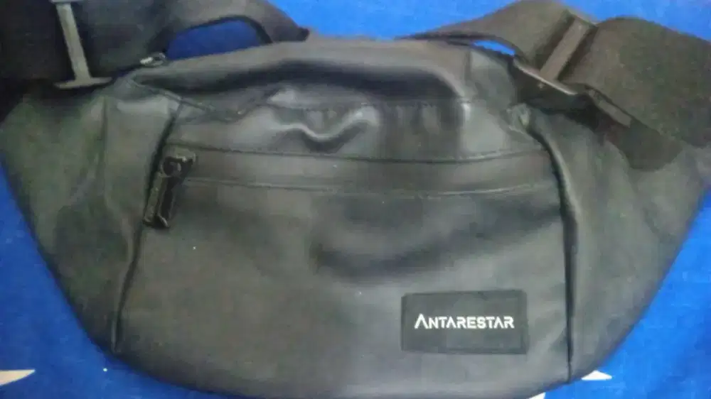 Tas sling hitam