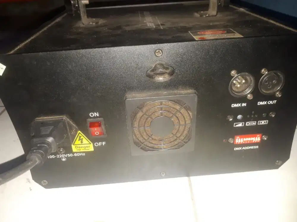 Laser  show empat mata cermin