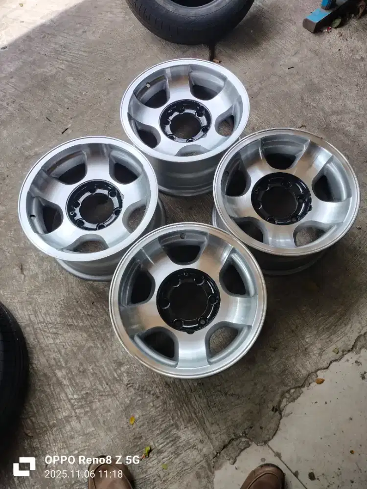 Jual vleg R15 pcd 6x139 co2k buat hiace kond mulus 4pcs