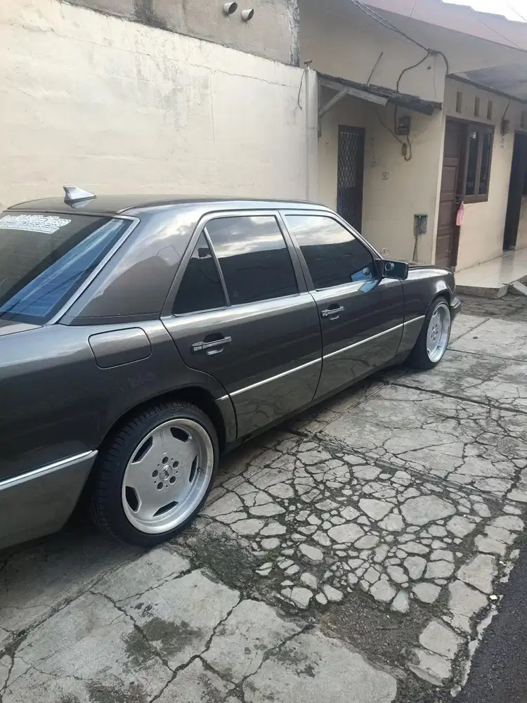 Mercedes-Benz E230 1990 Bensin