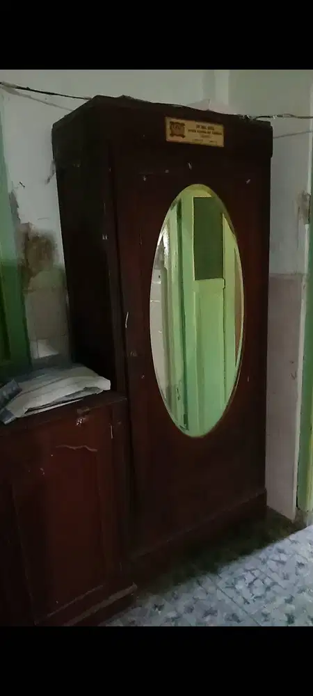 Sepasang lemari kuno