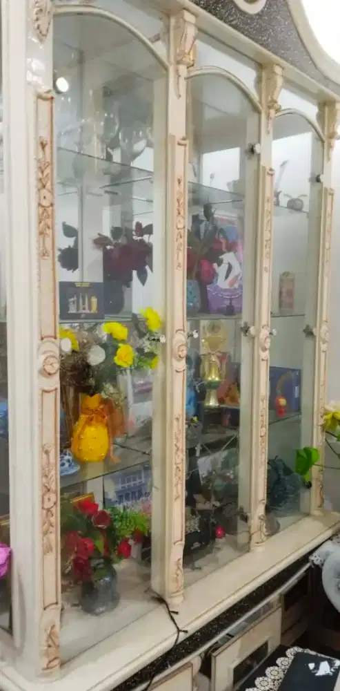 Lemari Hias / lemari pajangan