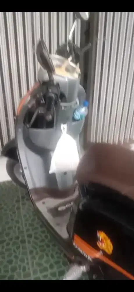 Motor Scoopy warna hitam
